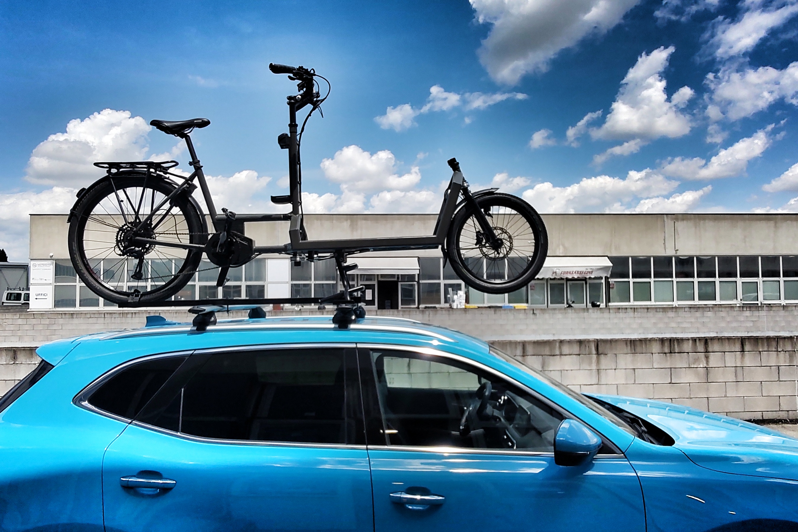 BCargo trasportata sul tetto di un’automobile