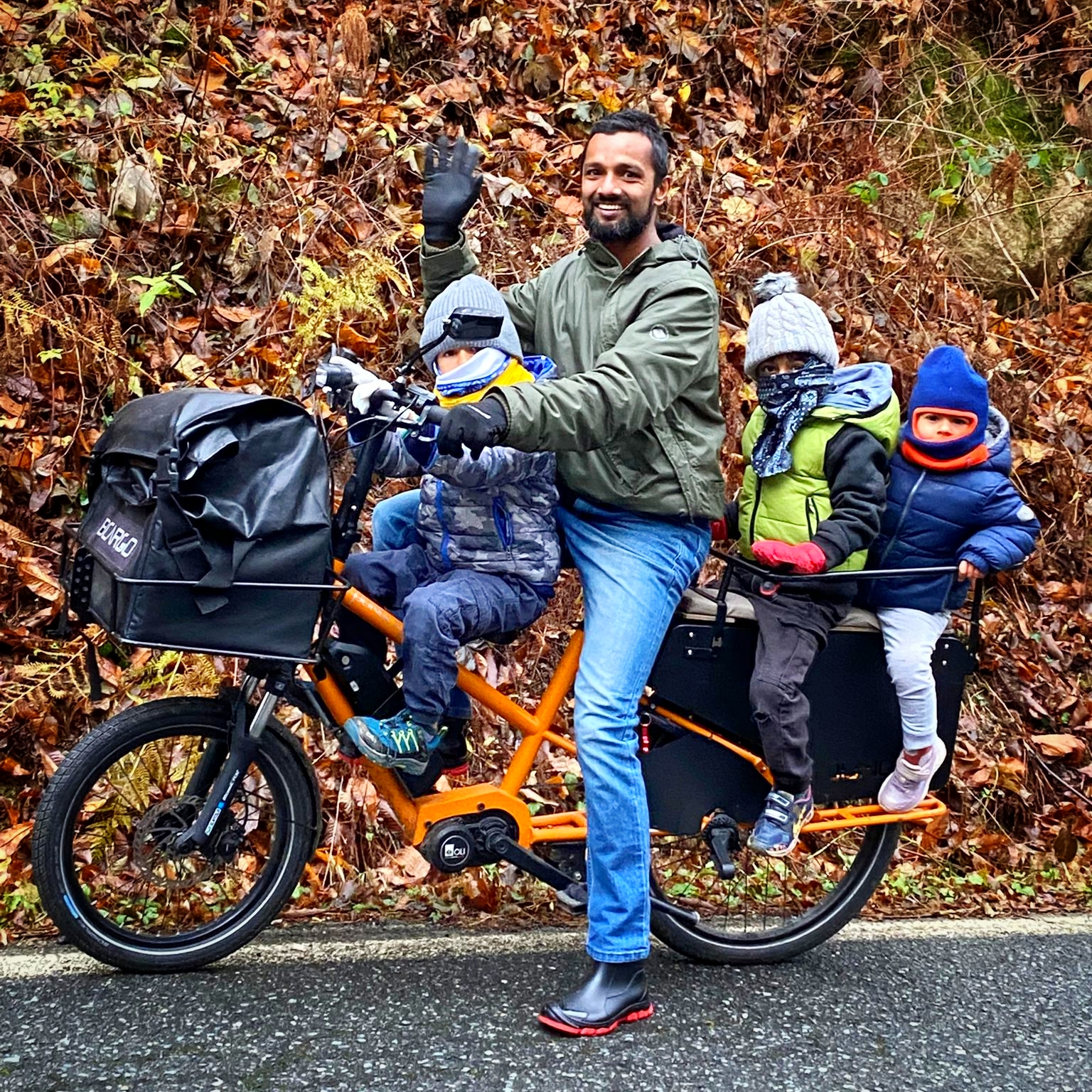 BCargo Jungle arancione in viaggio con una famiglia