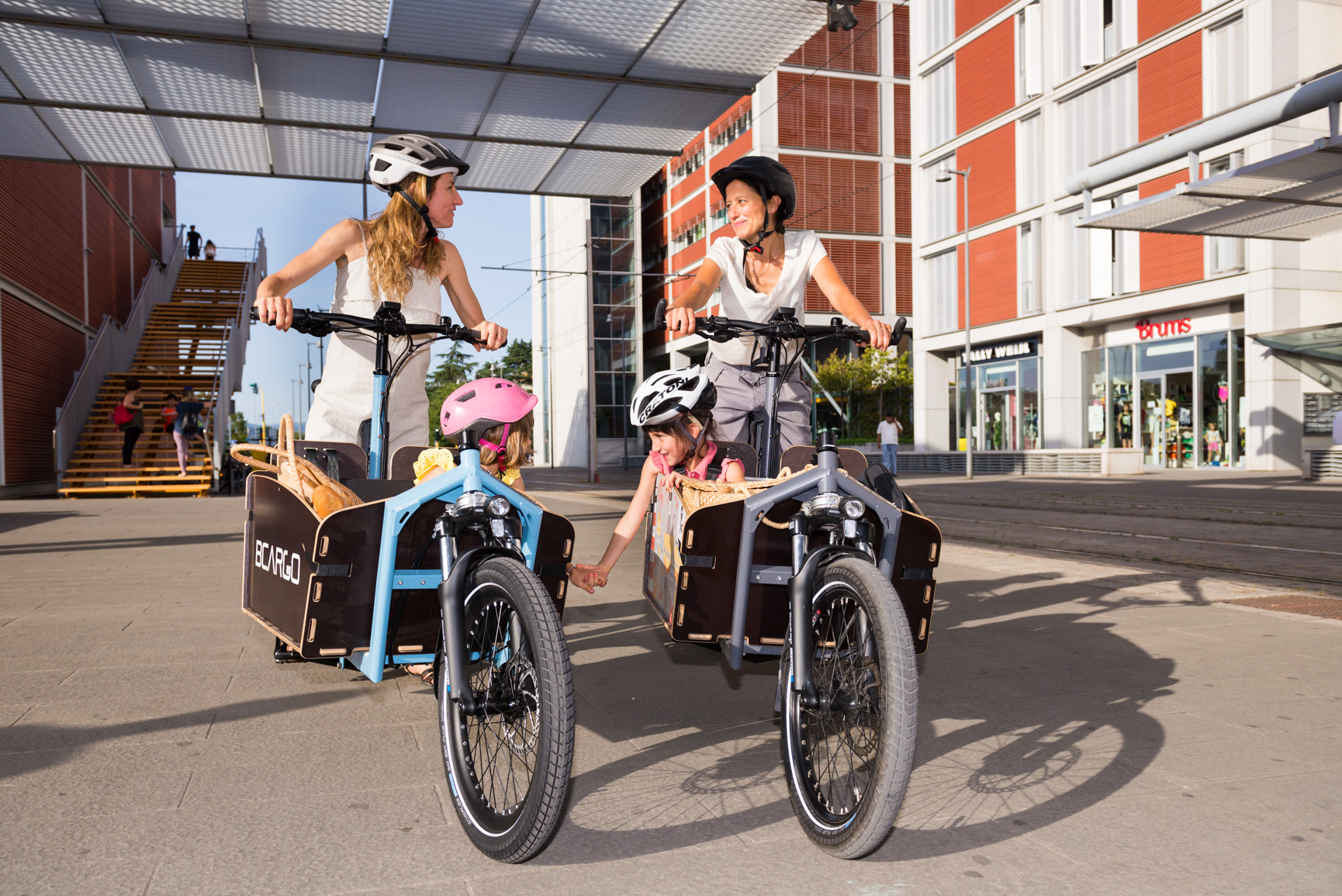 genitori con bambini in cargo bike